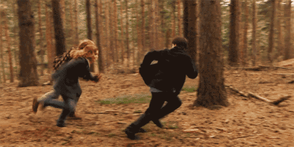 Поттер сбежал. Девушка убегает. Бежит в лесу. Человек бежит в лесу.